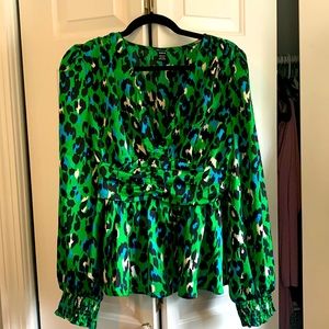 BEAUTIFUL green leopard satin-ish long sleeve top